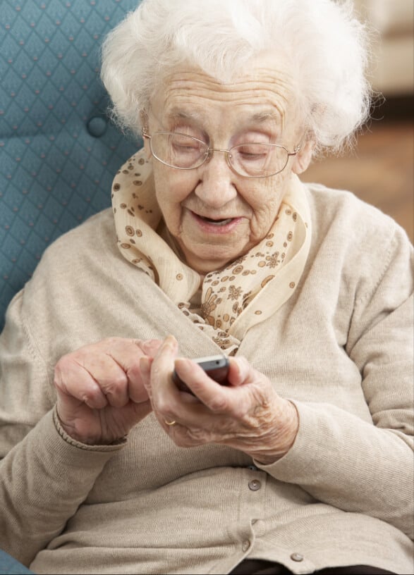 Seniori käyttää matkapuhelinta
